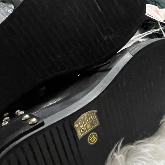 NWT 
GAI MATTIOLO
Sneakers
Size 39 - Picture 8 of 8